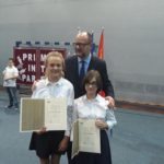 uczniowie naszej szkoły otrzymują od prezydenta Pawła Adamowicza przyznane im stypendia