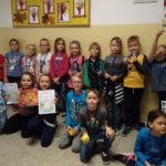 Grupa dzieci wyróżnionych w konkursie na zwierzątko z klocków