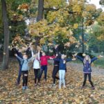 Grupa dzieci w lesie jesienią
