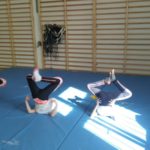 Dwoje uczniów wykonuje układ gimnastyczny na sali gimnastycznej