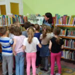 Grupa dzieci z zerówki podczas zajęć w Bibliotece Publicznej