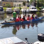 Grupa uczniów w smoczej łodzi na Motławie