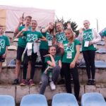 grupa uczniów na trybunach na stadionie lekkoatletycznym gdańskiej AWFIS