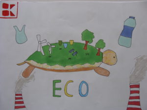 W centralnej części duży żółw symbolizujący zieloną Ziemię z ekologicznymi wiatrakami, pojemnikami na posegregowane śmieci, zielone drzewa. Na dole pracy dwa kominy z założonymi filtrami i napis „ECO”