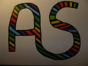 Praca przedstawia dwie połączone litery "A" z "S". Litery ozdobione są skośnymi kolorowymi pasami.
