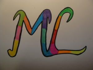 Praca przedstawia dwie połączone litery "M" z "L". Litery ozdobione są skośnymi kolorowymi pasami.