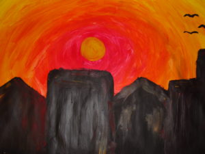 Praca przedstawia krajobraz z zachodem słońca. Pomarańczowe słońce na czerwonym niebie widnieje nad ciemnymi budynkami pierwszego planu.