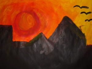Praca przedstawia krajobraz z zachodem słońca. Czerwone słońce widnieje nad ciemnymi budynkami wyłaniającymi się z cienia pierwszego planu.
