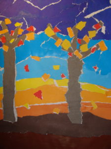 Praca na pierwszym planie przedstawia dwa drzewa oraz kolejne pasy dalszych planów. Całość w jesiennej scenerii kolorystycznej.