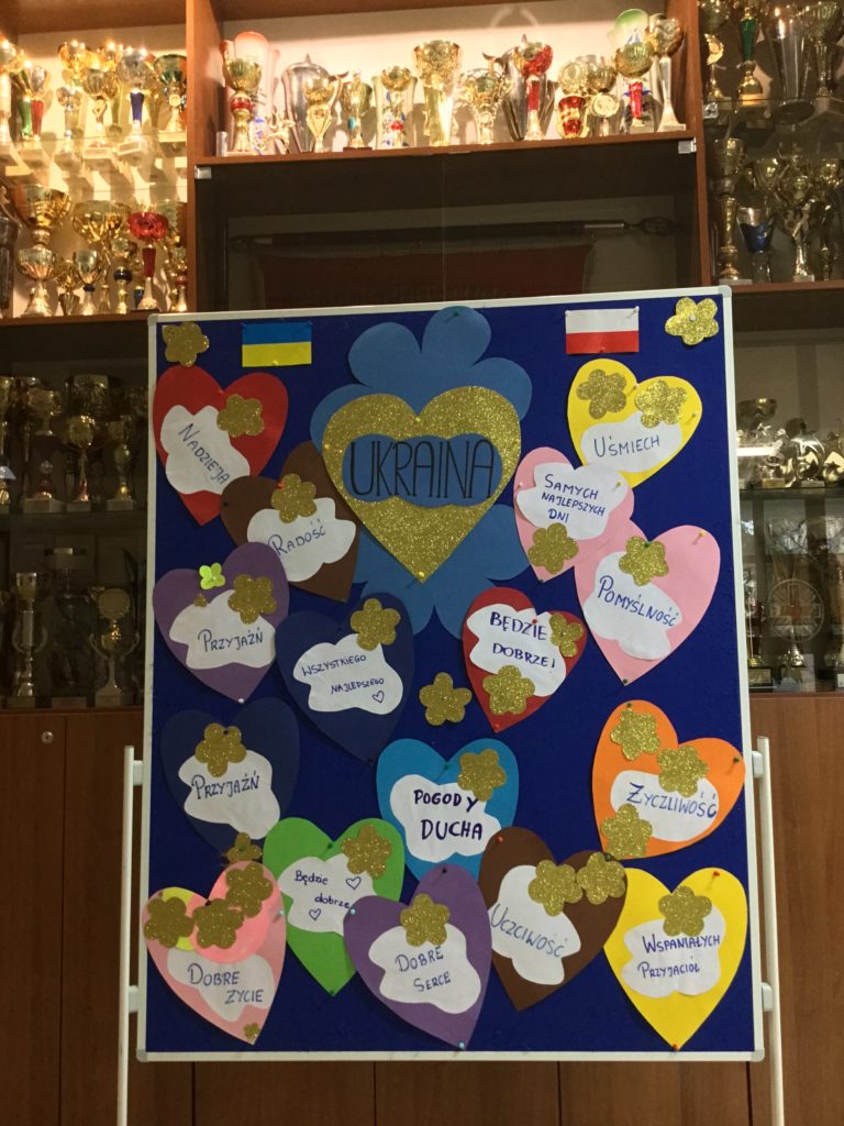 Wystawa serc które wykonali nasi uczniowie z hasłami wspierającymi uchodźców z Ukrainy