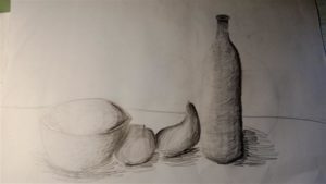 Praca przedstawia kompozycję czterech brył (od lewej strony: miseczkę, jabłko, gruszkę, butelkę). Trójwymiarowość brył uwypukla nałożony miękki modelunek światłocieniowy.