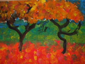 Praca przedstawia dwa centralnie rozłożone drzewa z pomarańczową koroną liści na tle kontrastowej, zielonej łąki. Na pierwszym planie czerwona strefa polany. Całość namalowana zdecydowaną, miękką plamą malarską.