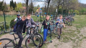 Chłopcy na rowerach przed szkołą