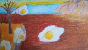 Praca przedstawia - na pierwszym planie, centralnie - lejące się jajko, po lewej suche drzewo z jajkami - wszystko w scenerii plaży z morzem na horyzoncie