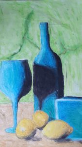Praca przedstawia na pierwszym planie cytryny, na drugim szklany niebieski kieliszek z niebieską butelką.