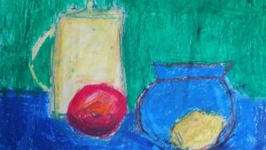 Praca przedstawia od lewej strony: żółty dzbanek, jabłko, niebieską miseczkę z cytryną.