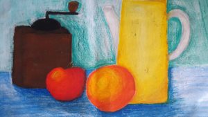 Praca przedstawia; od lewej; drewniany młynek, czerwone jabłko, pomarańczę i żółty dzbanek w drugim planie.