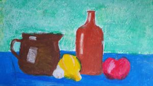 Praca przedstawia od lewej strony; brązowy dzbanek, czosnek, cytrynę, brązową butelkę i czerwone jabłko.