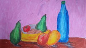 Praca przedstawia zestaw brył (od lewej): zieloną gruszkę, miseczkę z owocami, niebieską butelkę.