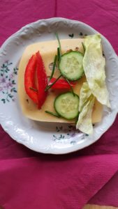 "Zdrowe kanapki" - kompozycja kolorowych warzyw na pieczywie.