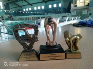 Trzy puchary pływackie klas 4 za wyścig sztafet – miejsce pierwsze, drugie i trzecie.