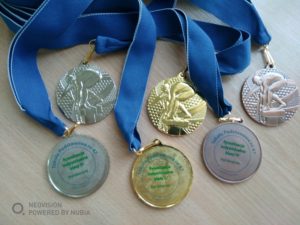 6 medali po dwa złote srebrne i brązowe z trzech indywidualnych konkurencji- kraul, grzbiet, klasyk
