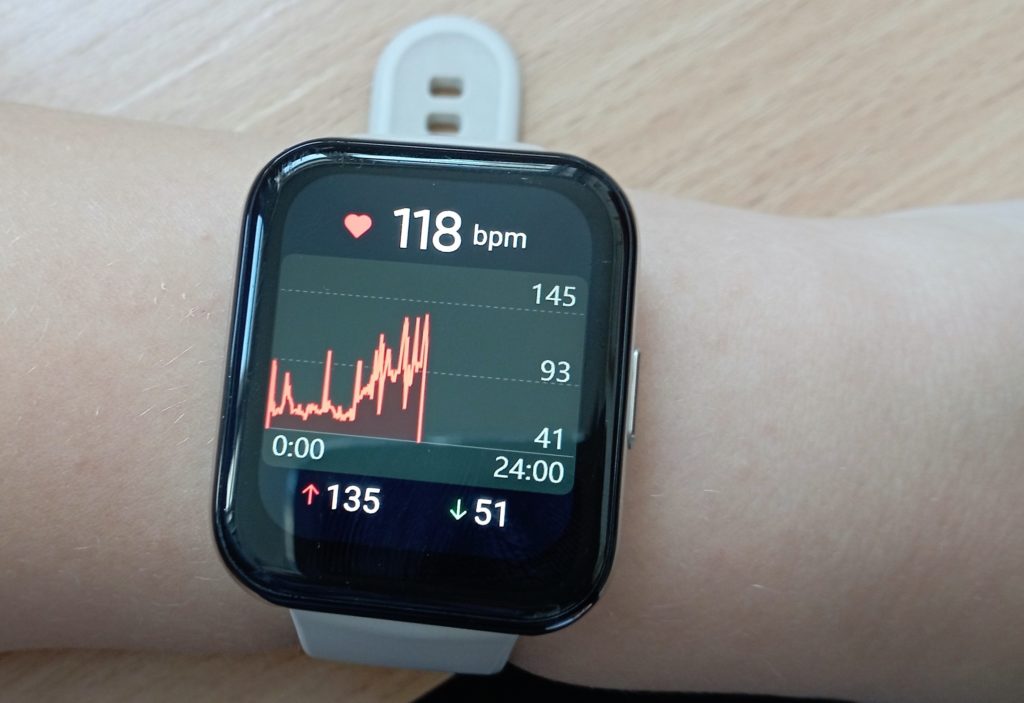 Na nadgarstku ucznia przymocowany smartwatch, który dokonuje i wyświetla pomiar pracy serca.