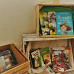książki w drewniach skrzyniach przygotowane do akcji bookcrossingu