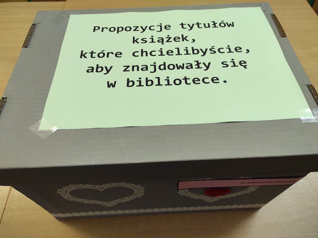 Ozdobne pudełko z napisem propozycje tytułów książek, które chcielibyście, aby znajdowały się w bibliotece