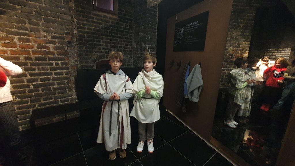 Dwóch chłopców ubranych w historyczne szaty.