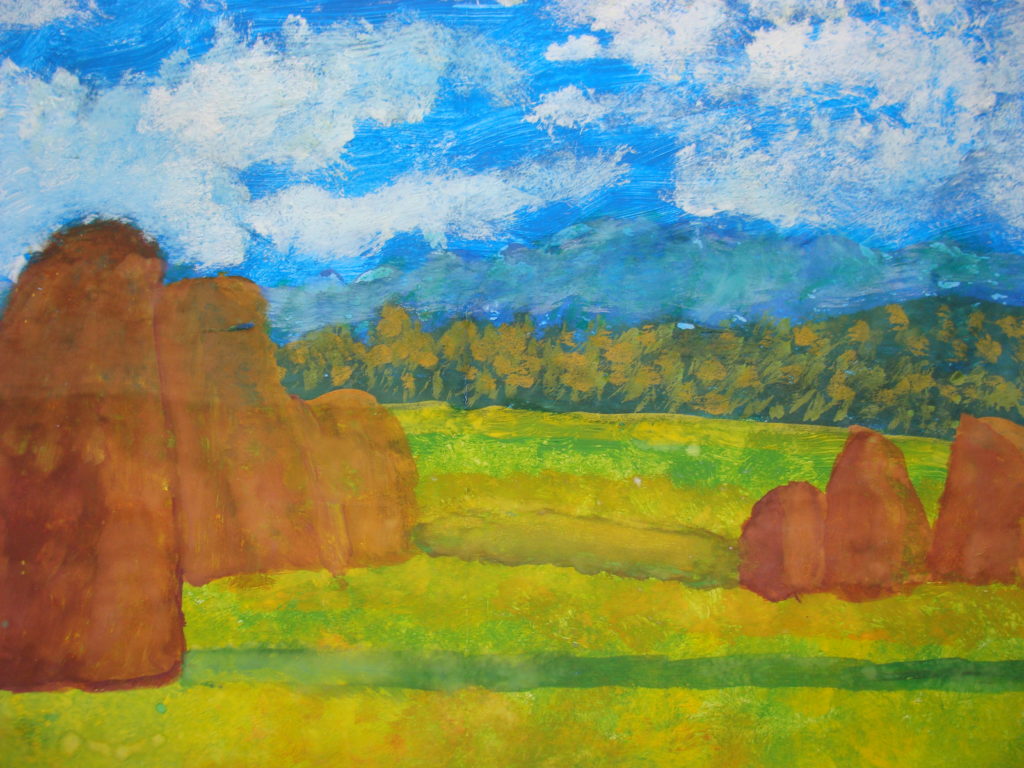 Krajobraz przedstawia zielone pola. Na pierwszym planie brązowe snobki siana. Na ostatnim planie zarys lasu. nad ziemią roztacza się piękne, błękitne niebo z białymi obłokami