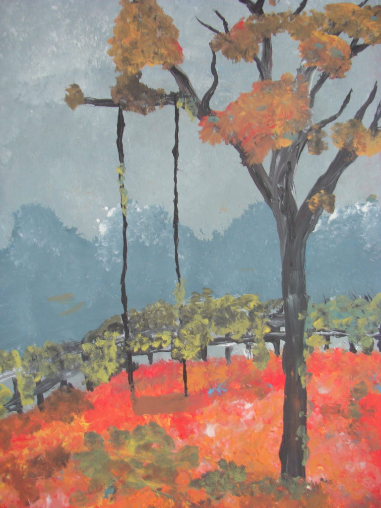 Krajobraz jesienny z huśtawką i drzewem na pierwszym planie oraz pomarańczowa łączką. Na ostatnim planie zarys zielonego lasu