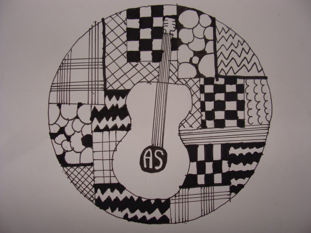 Praca przedstawia kompozycję abstrakcyjnych linii i plam wykonanych w formie rysunku czarną kreską, mazakiem. W centralnej części można rozpoznać zarys gitary