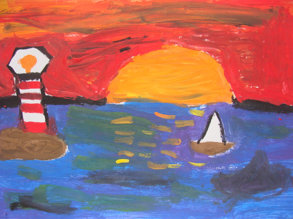 Praca przedstawia widok na morze. Na pierwszym planie, po lewej stronie latarnia morska a po prawej żaglówka. Na horyzoncie ogromne, żółte, zachodzące słońce