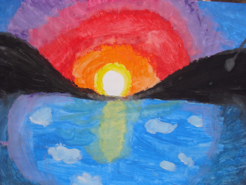 Praca przedstawia widok na morze. Na pierwszym planie tafla niebieskiego morza. Na horyzoncie ogromne żółto-pomarańczowe zachodzące słońce