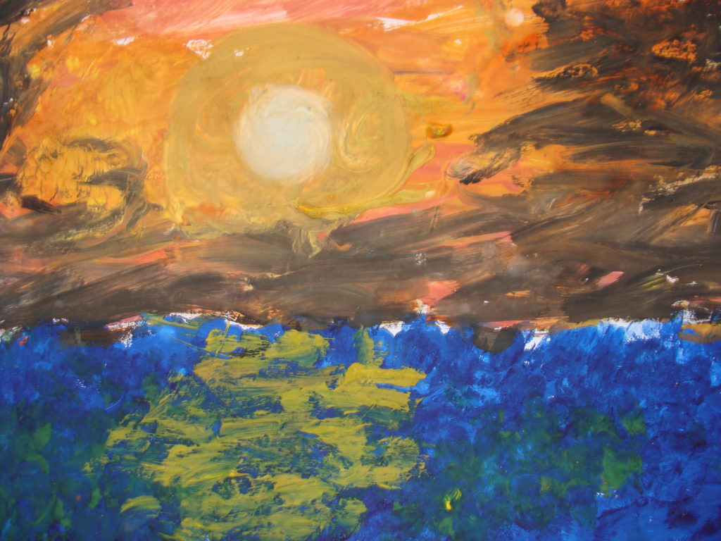 Praca przedstawia widok na morze. Na pierwszym planie tafla niebieskiego morza. Na horyzoncie żółto-pomarańczowe zachodzące słońce