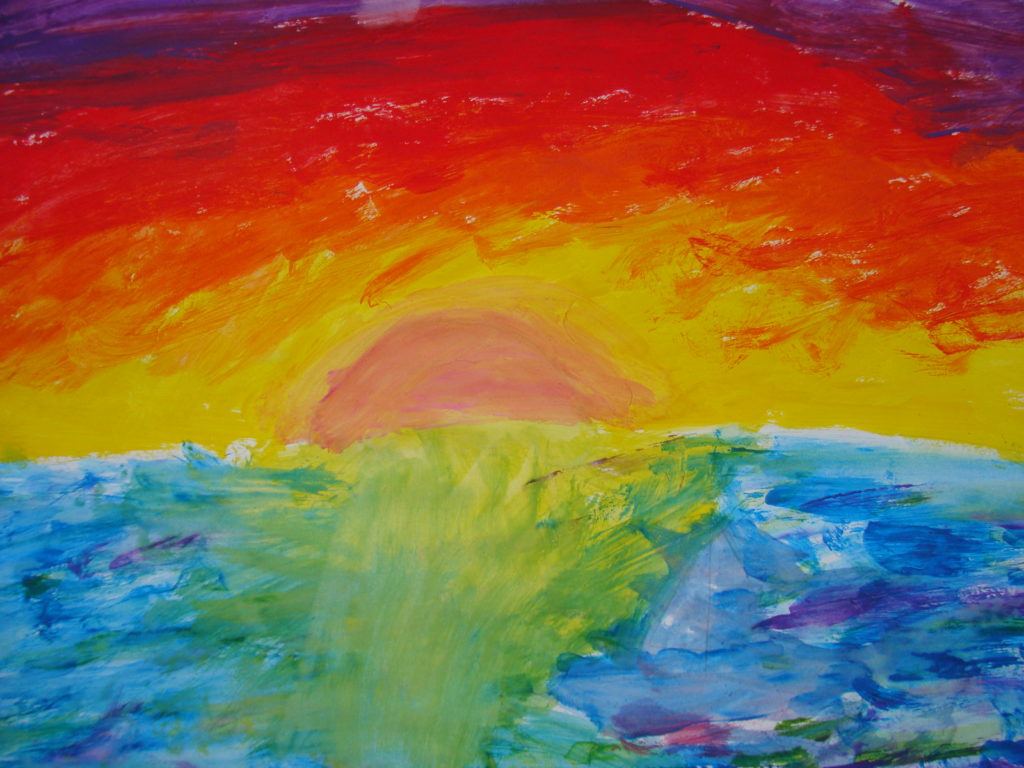Praca przedstawia widok na morze. Na pierwszym planie tafla niebieskiego morza. Na horyzoncie żółto-pomarańczowe zachodzące słońce