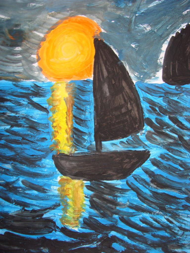 Praca przedstawia widok na niebieskie morze. Na pierwszym planie czarna żaglówka. Na horyzoncie żółte, zachodzące słońce