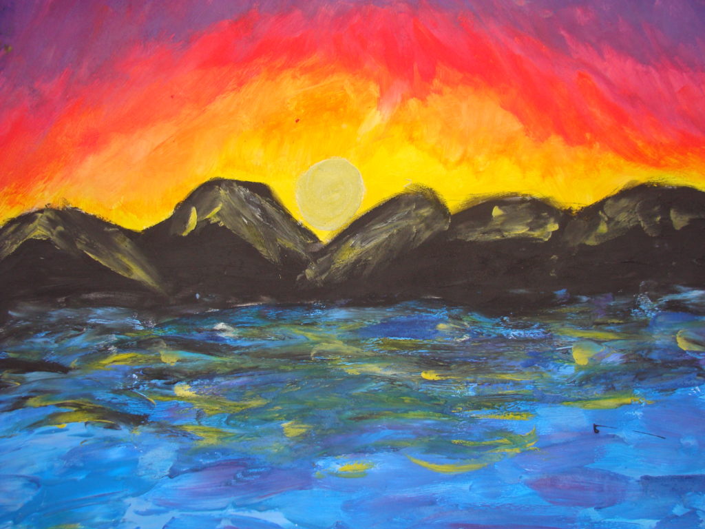Praca przedstawia widok na morze. Na pierwszym planie tafla niebieskiego morza. Na horyzoncie czarne góry i żółto-pomarańczowe zachodzące słońce. Niebo przechodzi w tonacje od żółci do fioletów