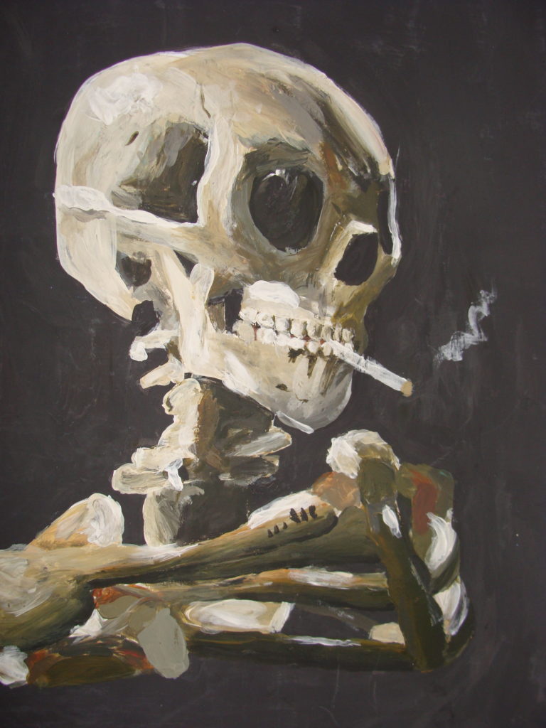 Praca przedstawia czaszkę z tlącym się papierosem