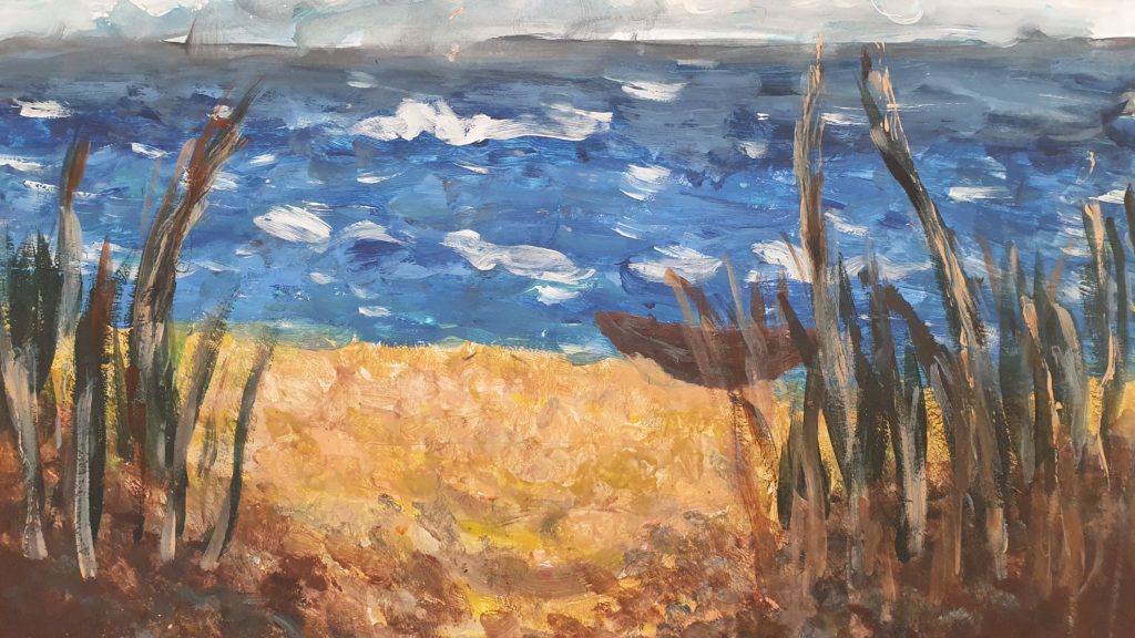 "Plaża z łódką" - praca przedstawia widok na morze. Na pierwszym planie, po bokach wysokie trawy. Po prawej stronie, na plaży ukryta drewniana łódka. Plaża dochodzi do morza, które roztacza się po linię horyzontu
