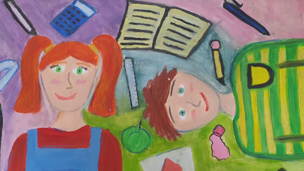 "Uczniowie w szkole" - praca przedstawia wesołą, pogodną wizję radosnych dwóch postaci. Po lewej stronie dziewczynka z rudymi kitkami, po prawej chłopiec w bluzce w paski. Pomiędzy postaciami linijki, zeszyty, długopisy, kalkulator