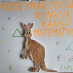 Plakat z napisem Międzynarodowy Konkurs Kangur Matematyczny, pod napisem duży kangur oraz wzory matematyczne