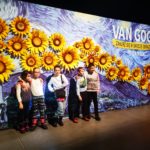 pięcioro dzieci stoi, w tle słoneczniki i napis Van Gogh zanurz się w świecie obrazów