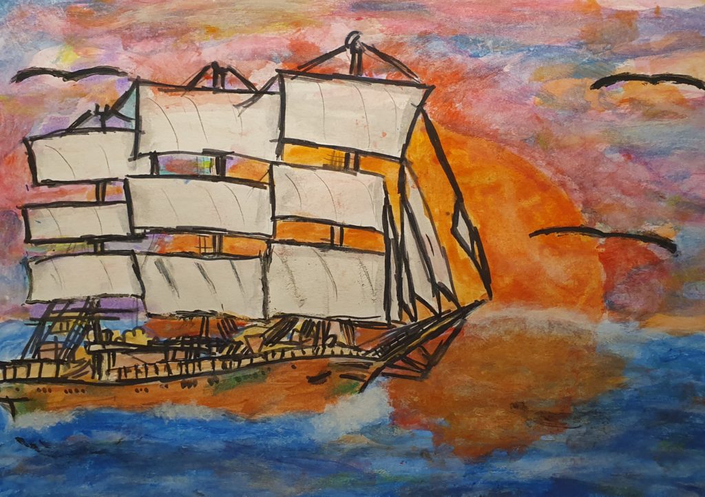Na pierwszym planie morze z płynącym trzymasztowym statkiem. Nad liną horyzontu wielokolorowe niebo w tonacjach barwy pomarańczowej, różowej, niebieskiej