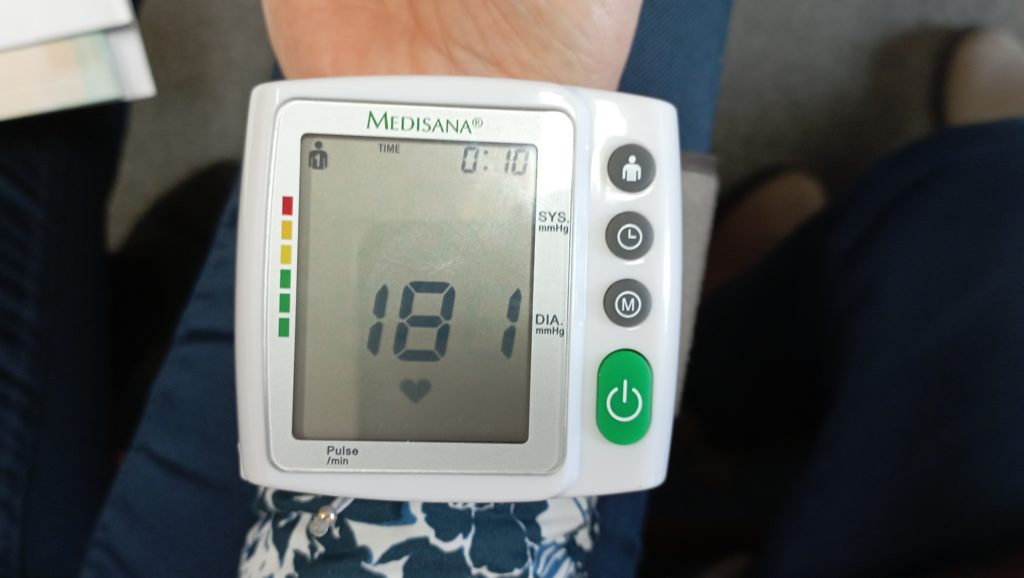 Na lewym nadgarstku nauczycielki nałożony ciśnieniomierz wskazuje pomiar ciśnienia tętniczego