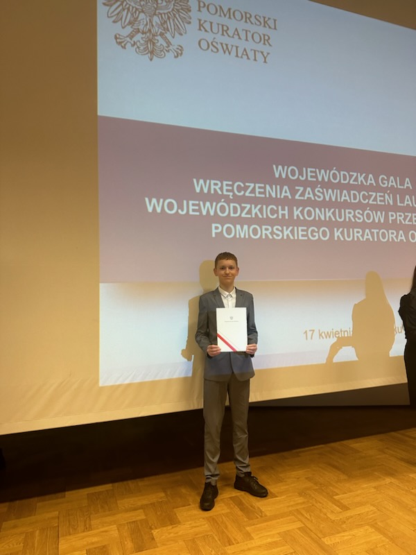 Uczeń, który odebrał dyplom Laureata Konkursu Wojewódzkiego