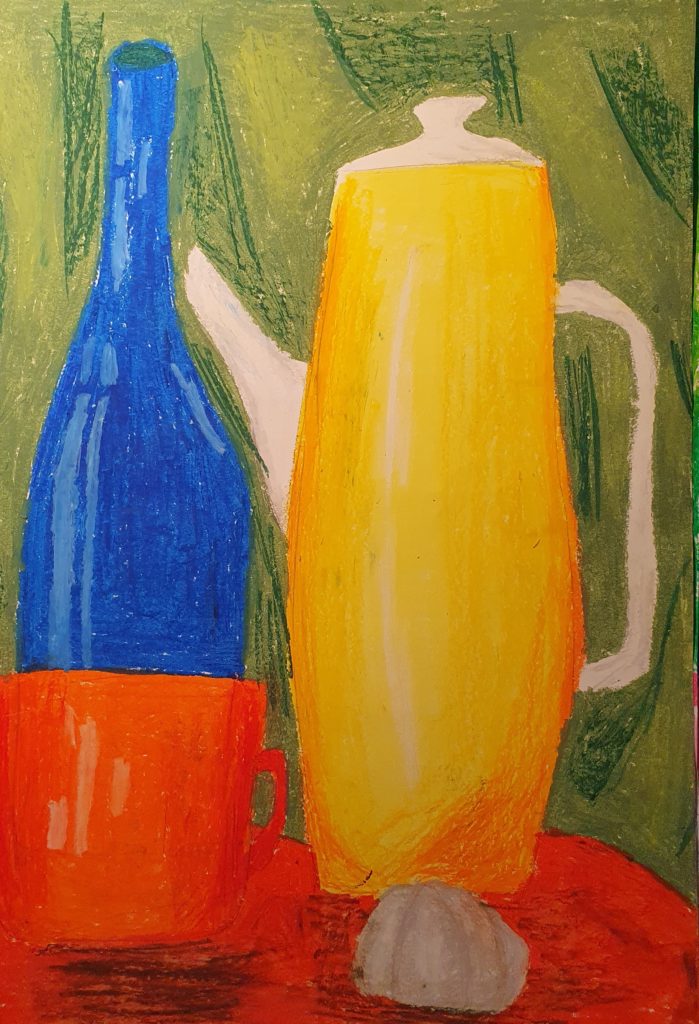 Praca przedstawia na pierwszym planie czosnek, kubek za którymi stoją; niebieska butelka i żółty dzbanek