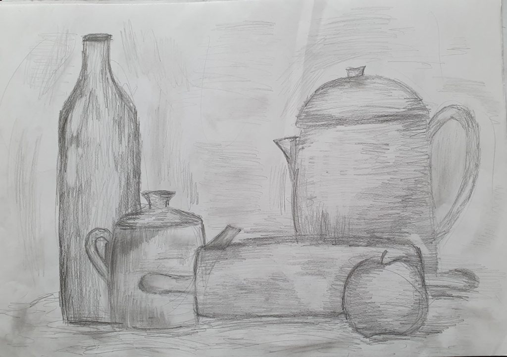Na pierwszym planie jabłko za nim drewniany wałek. Na drugim planie od lewej butelka, czajniczek, mały dzbanek i po prawej stronie duży dzbanek