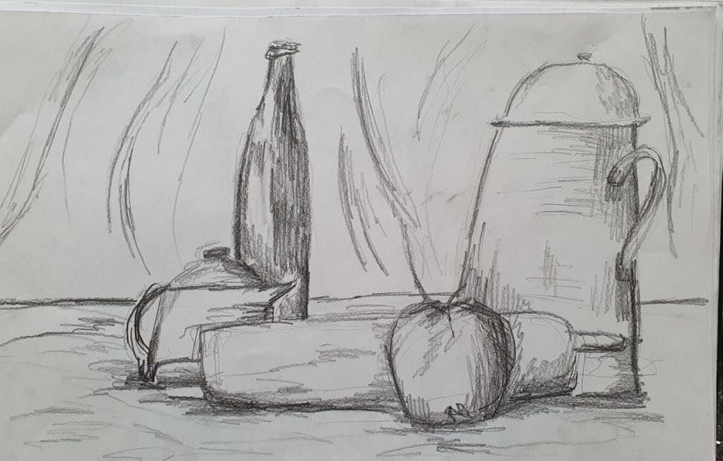 Na pierwszym planie jabłko za nim drewniany wałek. Na drugim planie od lewej czajniczek, butelka, mały dzbanek i po prawej stronie duży dzbanek